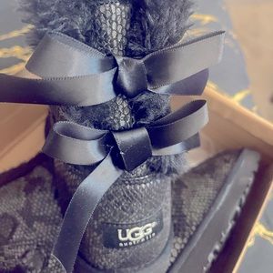 Hello I’m Nya and I’m selling a size 10 pair of Australian Ugg’s